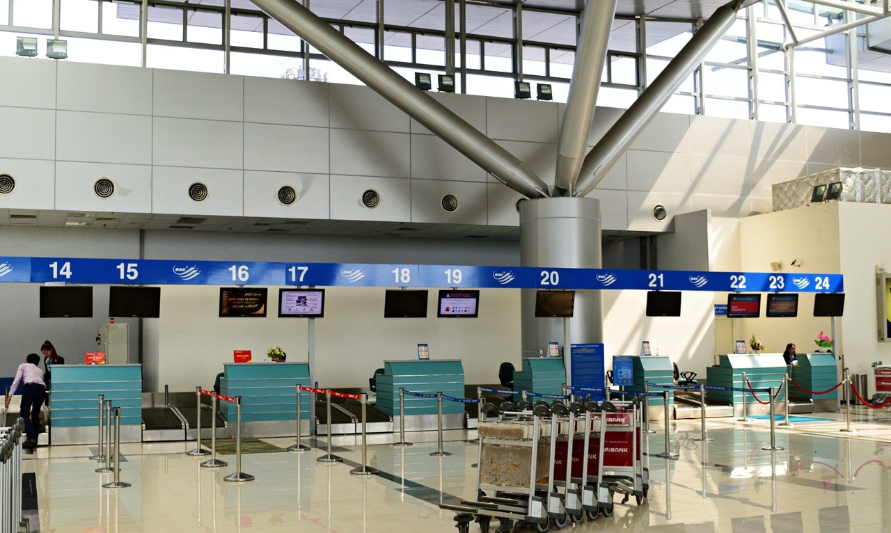 Khu vực quầy thủ tục tại sân bay Trà Nóc